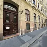 Charming Art Deco Style Apartment In The Heart Of Budapest